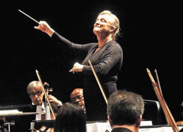 A maestra Ligia Amadio regente da 