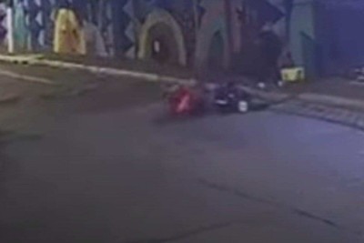 O homem, de 21 anos, morreu no local e foi constatado que ele portava uma arma falsa -  (crédito: Reprodução)