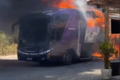 &Ocirc;nibus da banda Djavu foi destru&iacute;do por inc&ecirc;ndio &agrave;s margens da MGC-120; calor tamb&eacute;m causou danos ao restaurante pr&oacute;ximo -  (crédito: Redes Sociais/Reprodução)