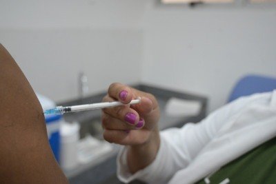 A Prefeitura segue realizando a&ccedil;&otilde;es para facilitar o acesso da popula&ccedil;&atilde;o a vacina contra a gripe -  (crédito: Leandro Couri/EM/D.A. Press.Brasil)