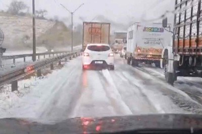 A pista da BR-381 ficou cheia de granizo durante a tarde de sexta-feira (25/7) -  (crédito: Reprodução)
