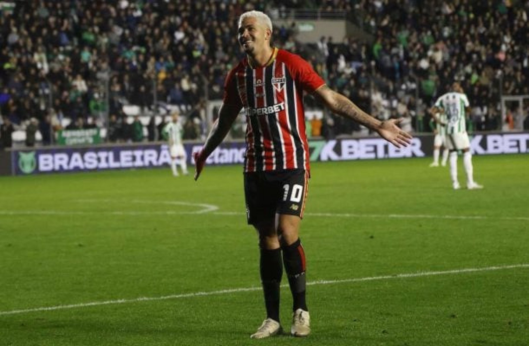 Luciano vira protagonista com Crespo no São Paulo e fica perto dos 100 gols