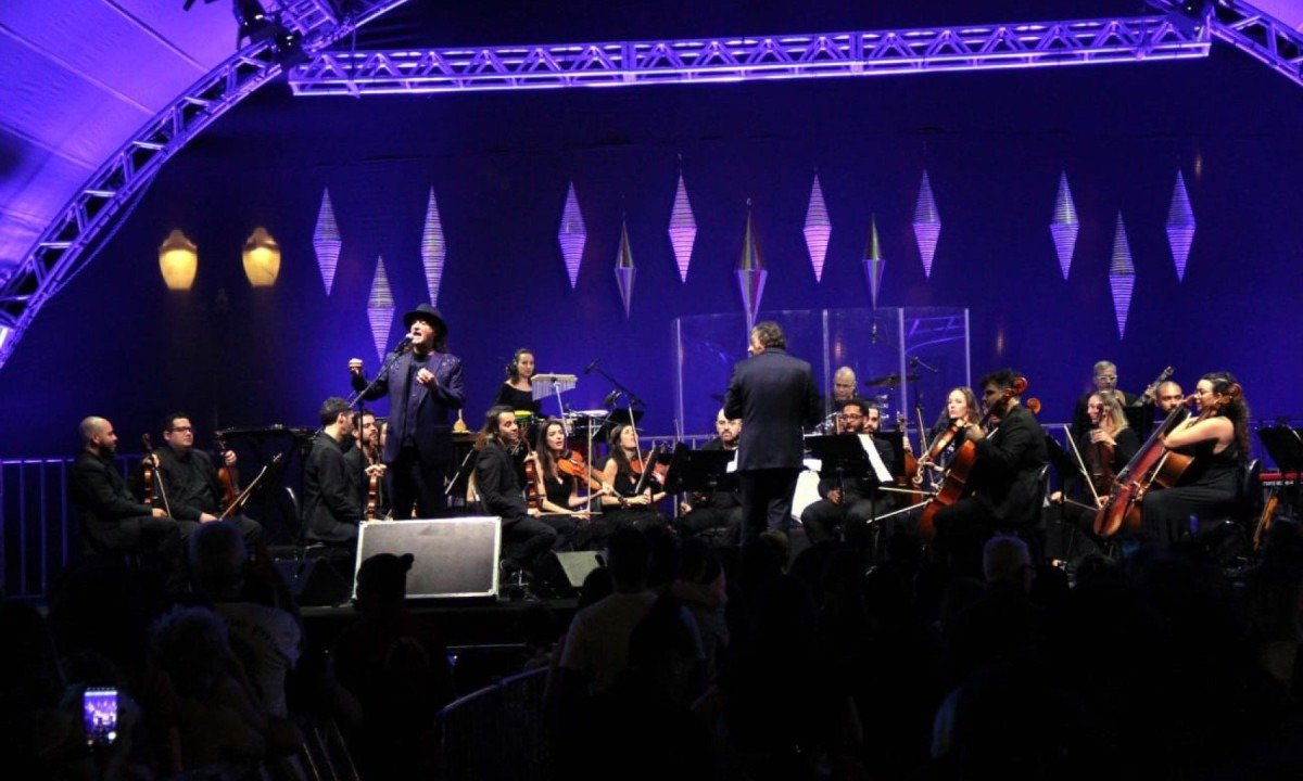 Multid&atilde;o na Pra&ccedil;a da Liberdade, em BH, assiste ao show gratuito de Alceu Valen&ccedil;a com a Orquestra Ouro Preto -  (crédito: Jair Amaral/EM/D.A.Press)