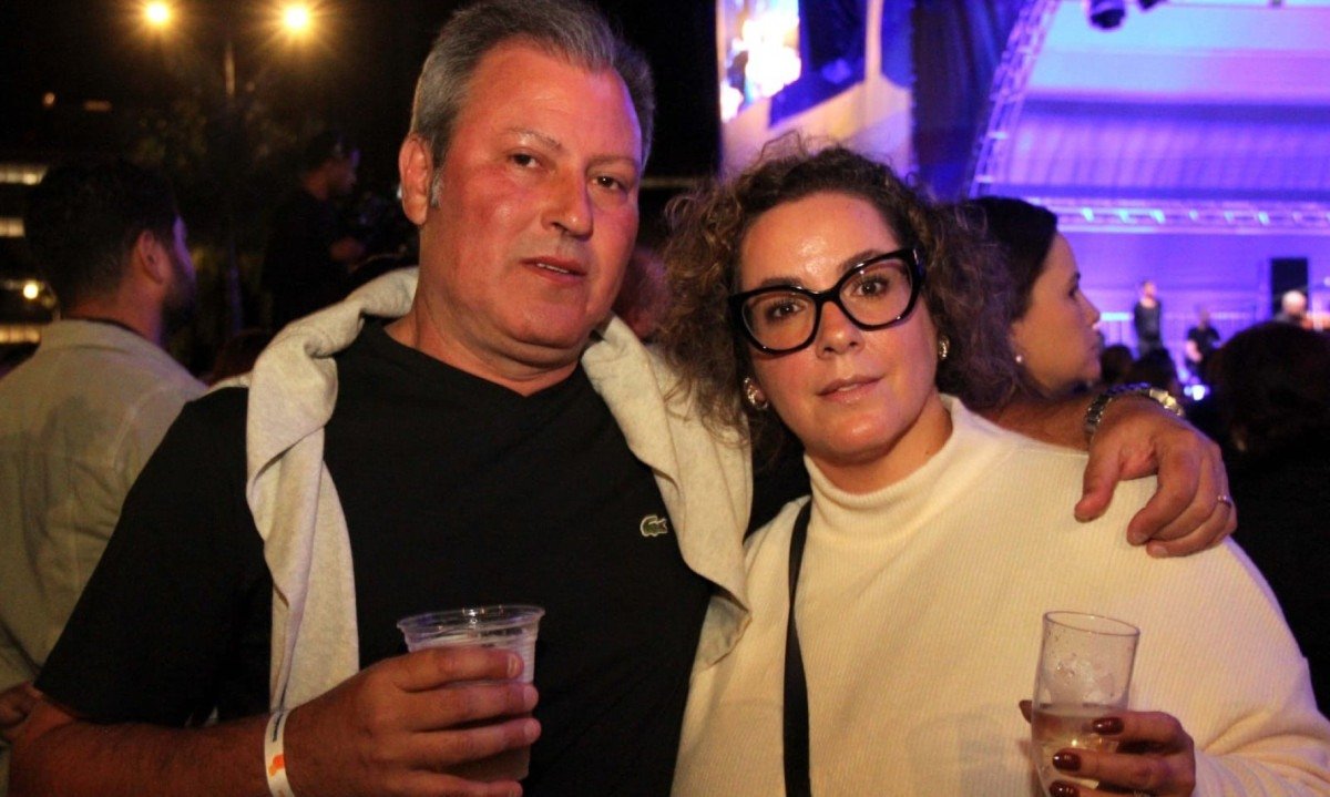 O casal Rodrigo Moraes Pinto e Cândida Erhadt Moreira saíram encantados com o show de Alceu Valença e a Orquestra Ouro Preto na Praça da Liberdade, em BH