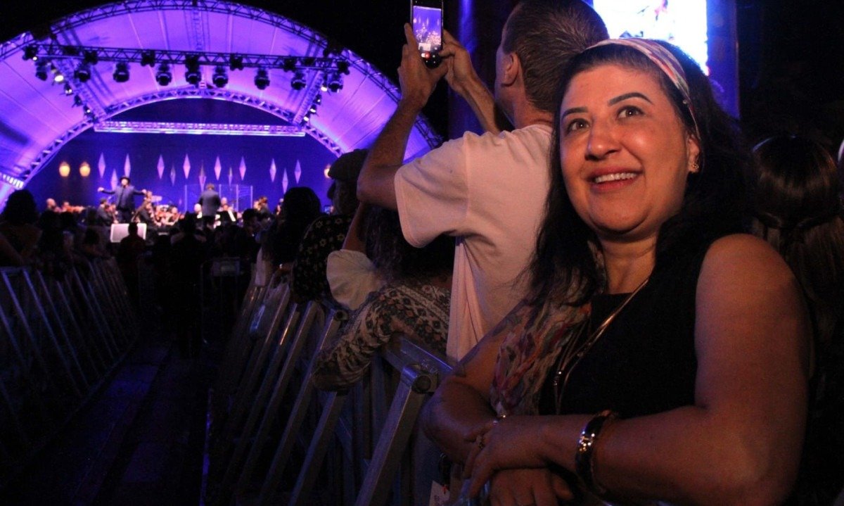 Fernanda Almeida assistiu ao show na Praça da Liberdade e se emocionou com a apresentação de Alceu Valença e Orquestra Ouro Preto: 'Um aconchego para a alma'