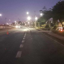 Grande BH: caminhão derruba postes e interdita Via Expressa de Contagem - Divulgação/Transcon