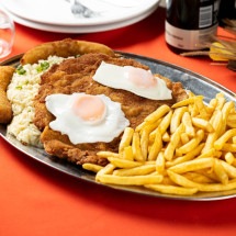 Há vários pratos que fizeram a fama de casas que estão cheias até hoje, como o Peixe a Comodoro da Cantina do Lucas, o Filé Surprise da Casa dos Contos (foto) e os clássicos do Tip Top -  (crédito: Casa dos Contos/Divulgação)