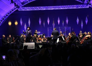 Multidão na Praça da Liberdade, em BH, assiste ao show gratuito de Alceu Valença com a Orquestra Ouro Preto -  (crédito: Jair Amaral/EM/D.A.Press)