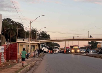 Acidente na marginal da BR-381, em Contagem, entre carreta e ônibus, expõe risco dos conflitos entre o trânsito rodoviário e urbano  -  (crédito: Edésio Ferreira/EM/D.A Press – 4/6/2025)