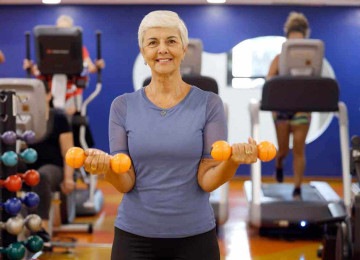 Especialista afirma que a musculação pode e deve ser praticada em qualquer fase da vida, pois é uma forma segura, eficaz e acessível de investir em saúde no longo prazo
 -  (crédito: Rovena Rosa/Agência Brasil)