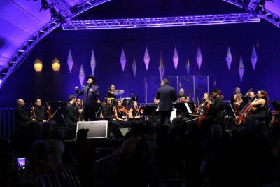 Multidão na Praça da Liberdade, em BH, assiste ao show gratuito de Alceu Valença com a Orquestra Ouro Preto -  (crédito: Jair Amaral/EM/D.A.Press)