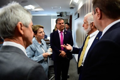 Em destaque, da esquerda para a direita, Tereza Cristina (PP-MS), Nelsinho Trad (PSD-MS) e Jaques Wagner (PT-BA), três dos oito integrantes da comitiva de senadores que embarcou para os EUA      -  (crédito:  Saulo Cruz/Agência Senado)