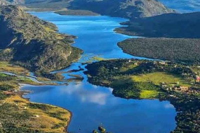 Lapinha da Serra se caracteriza pela paisagem cênica da lagoa emoldurada pela Serra do Espinhaço, um lugar para ficar para sempre na memória -  (crédito: PREFEITURA DE SANTANA DO RIACHO/DIVULGAÇÃO)