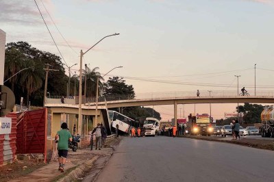 Acidente na marginal da BR-381, em Contagem, entre carreta e ônibus, expõe risco dos conflitos entre o trânsito rodoviário e urbano  -  (crédito: Edésio Ferreira/EM/D.A Press – 4/6/2025)