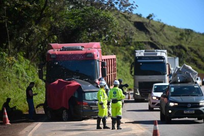 Batida entre carro e carreta, que resultou em três mortes na BR-040, altura de Itabirito: trecho teve mais desastres fatais na rodovia nos últimos dias de julho, entre 2022 e 2024 -  (crédito: Leandro Couri/EM/D.A Press - 8/4/2025)