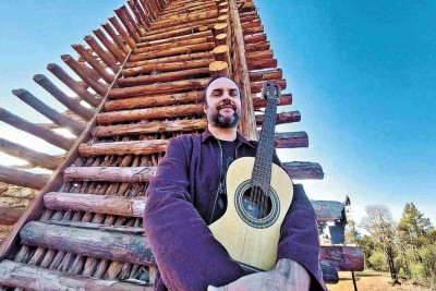 Bruno Maia é artista reconhecido no universo do rock progressivo por sua trajetória com o grupo Tuatha de Danann, mas se rendeu à viola caipira no novo trabalho

 -  (crédito: Luís Evo/Divulgação)