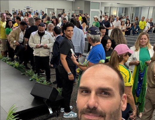 Eduardo é acusado de tramar contra o Brasil em articulação com movimentos conservadores nos EUA - (crédito: Reprodução / X) Eduardo é acusado de tramar contra o Brasil em articulação com movimentos conservadores nos EUA - (crédito: Reprodução / X)