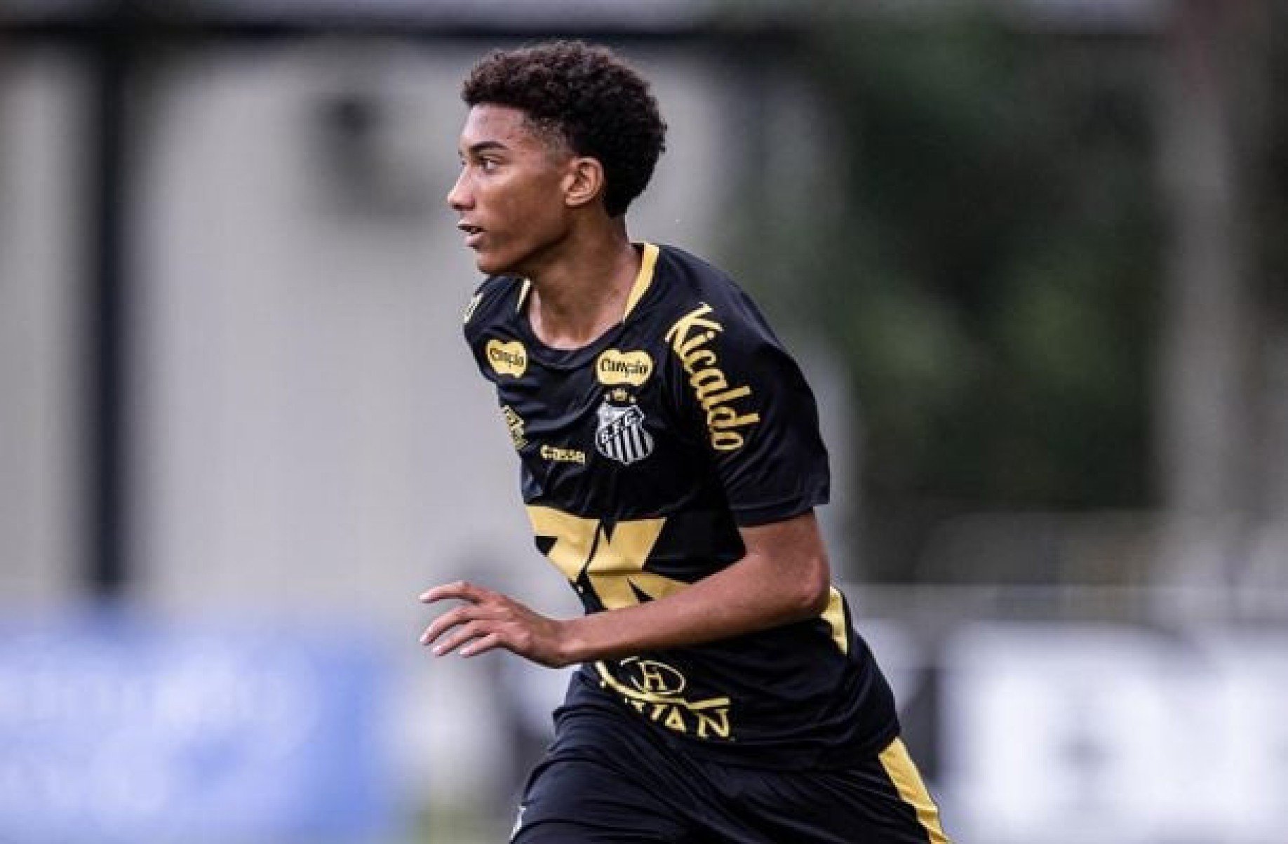 Da prisão, Robinho participa desde escolha do nome a contratos da carreira do filho