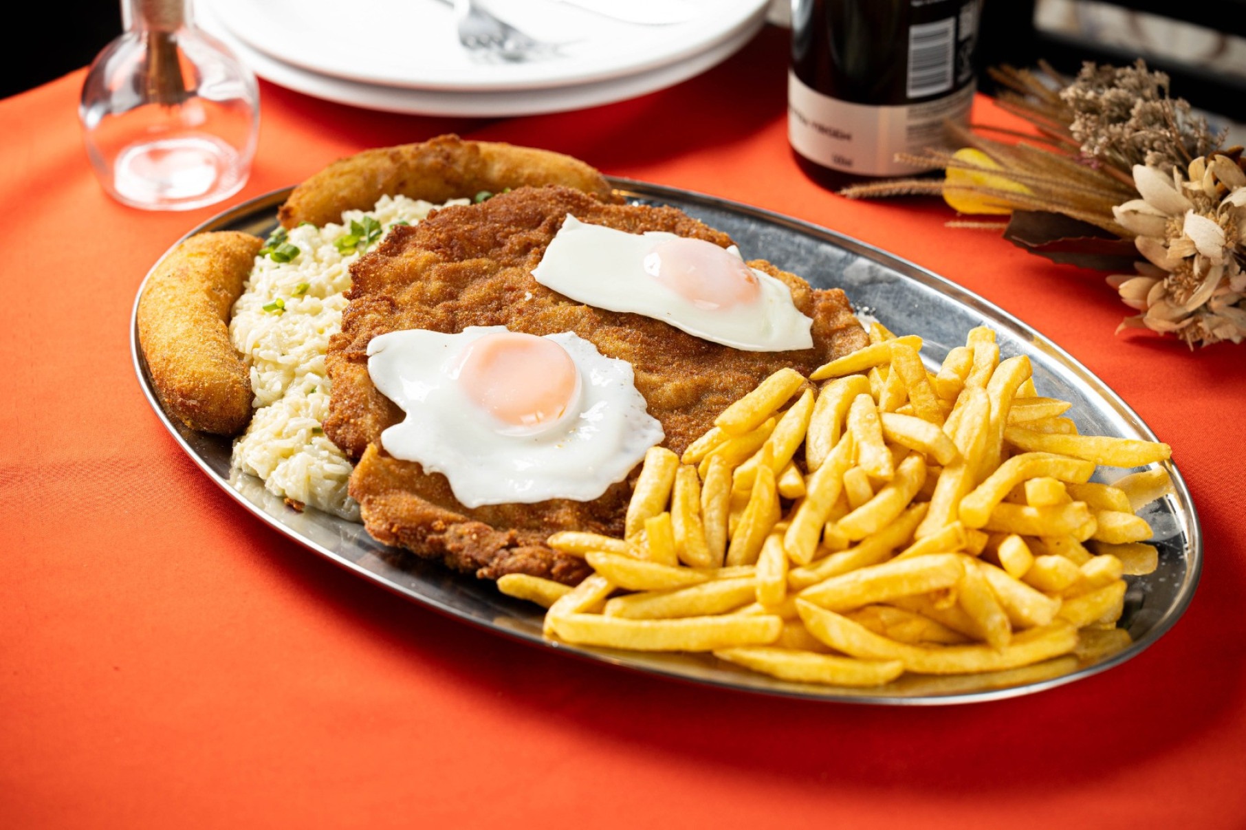 Há vários pratos que fizeram a fama de casas que estão cheias até hoje, como o Peixe a Comodoro da Cantina do Lucas, o Filé Surprise da Casa dos Contos (foto) e os clássicos do Tip Top -  (crédito: Casa dos Contos/Divulgação)