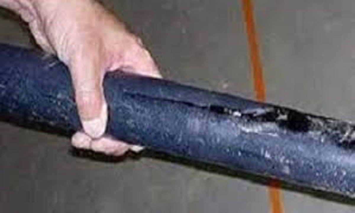 Homens cercaram carro, portando barras de ferro e agrediram vítima -  (crédito: Redes sociais)