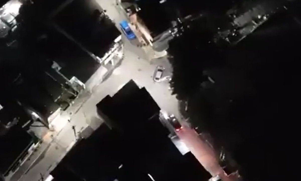 Frame de vídeo gravado por drone mostra policiais observando milicianos no Catiri (RJ), sem intervir com abordagem -  (crédito: reprodução/vídeo gravado por drone)