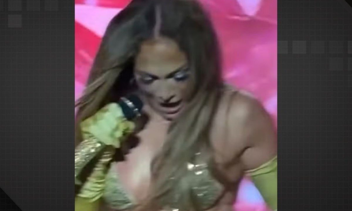 Jennifer Lopez olha para baixo no momento em que a saia dela caiu durante um show -  (crédito: reprodução/instagram)