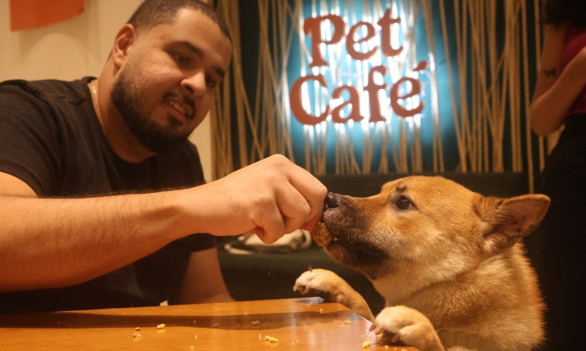 André Lopes e Frederico, seu cachorro de 11 meses, são clientes do Pet Café
