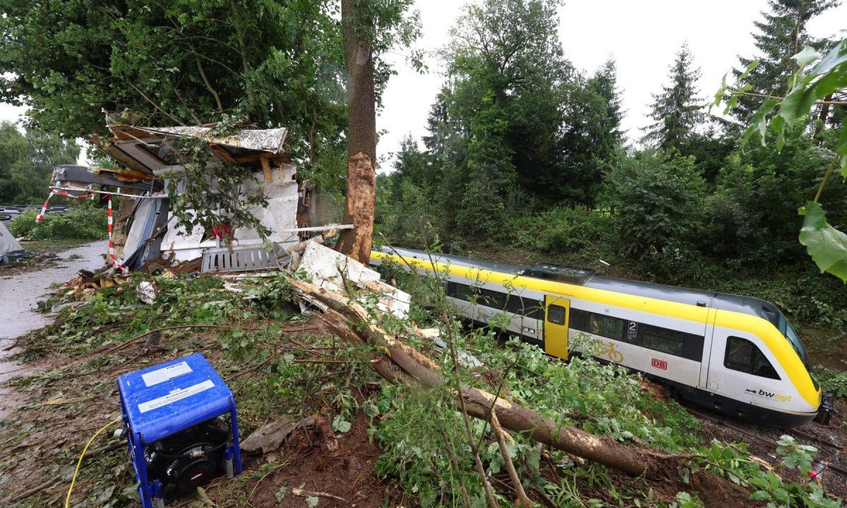 Vagão ferroviário destruído de um trem descarrilado; acidente ocorreu perto de Riedlingen, na Alemanha -  (crédito: Karl-Josef Hildenbrand / AFP)