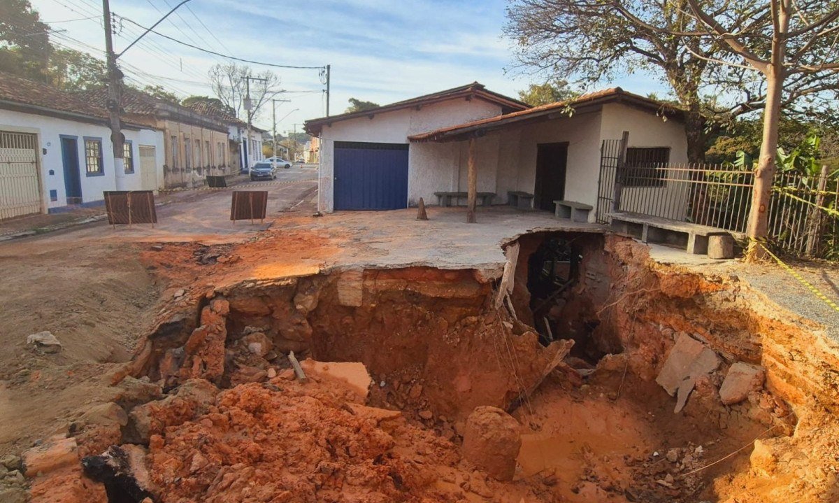 A adutora se rompeu na Rua Bonfim, no centro histórico de Santa Luzia, e abriu uma cratera -  (crédito: Jair Amaral/EM/D.A. Press)