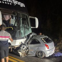 Militares apuraram que, conforme testemunhas, o carro teria invadido a contramão, quando bateu de frente com o coletivo -  (crédito: CBMMG)