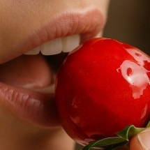 O amor pelo morango pode acabar se houver espaço para o desenvolvimento da cárie -  (crédito: Gerada por IA/Divulgação)