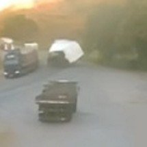 Caminhão tomba em curva e mata pai e filho em Minas - CBMMG