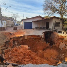 Rompimento de adutora deixa quase 40 bairros de Santa Luzia sem água - Jair Amaral/EM/D.A. Press