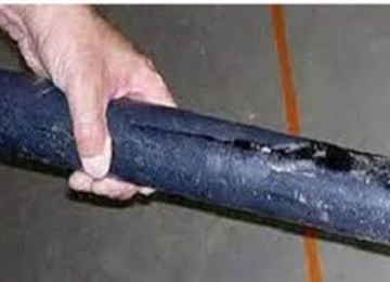 Homens cercaram carro, portando barras de ferro e agrediram vítima -  (crédito: Redes sociais)