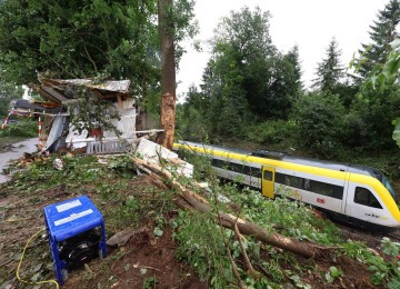 Vagão ferroviário destruído de um trem descarrilado; acidente ocorreu perto de Riedlingen, na Alemanha -  (crédito: Karl-Josef Hildenbrand / AFP)