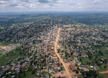 Vista aérea de Komanda, no leste do Congo, em 30 de agosto de 2023. Nesse domingo (27/7/25), um ataque a uma igreja atribuído a rebeldes islâmicos deixou dezenas de mortos -  (crédito: GLODY MURHABAZI / AFP)