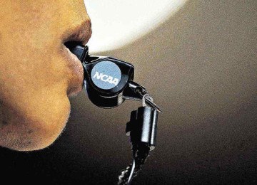 O apito deveria ser um equipamento exclusivo dos árbitros, mas nem sempre isso acontece -  (crédito: Eakin Howard / GETTY IMAGES NORTH AMERICA / AFP)