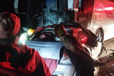 Militares apuraram que, conforme testemunhas, o carro teria invadido a contramão, quando bateu de frente com o coletivo -  (crédito: CBMMG)