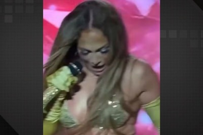 Jennifer Lopez olha para baixo no momento em que a saia dela caiu durante um show -  (crédito: reprodução/instagram)