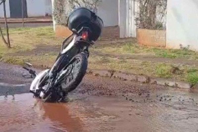 Vídeo: moto é engolida por buraco no asfalto em Uberlândia -  (crédito: Reprodução/redes sociais)