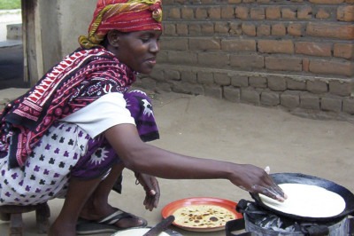 Mulher prepara pão na Tanzânia, país com produção insuficiente de peixe, legumes e carne -  (crédito: Baba Tabita?/?Wikimedia Commons)