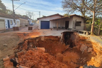 A adutora se rompeu na Rua Bonfim, no centro histórico de Santa Luzia, e abriu uma cratera -  (crédito: Jair Amaral/EM/D.A. Press)
