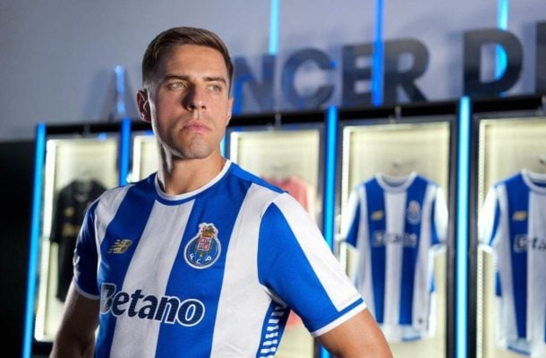 Porto fecha com zagueiro Bednarek que avisa: ‘Sem tempo a perder’