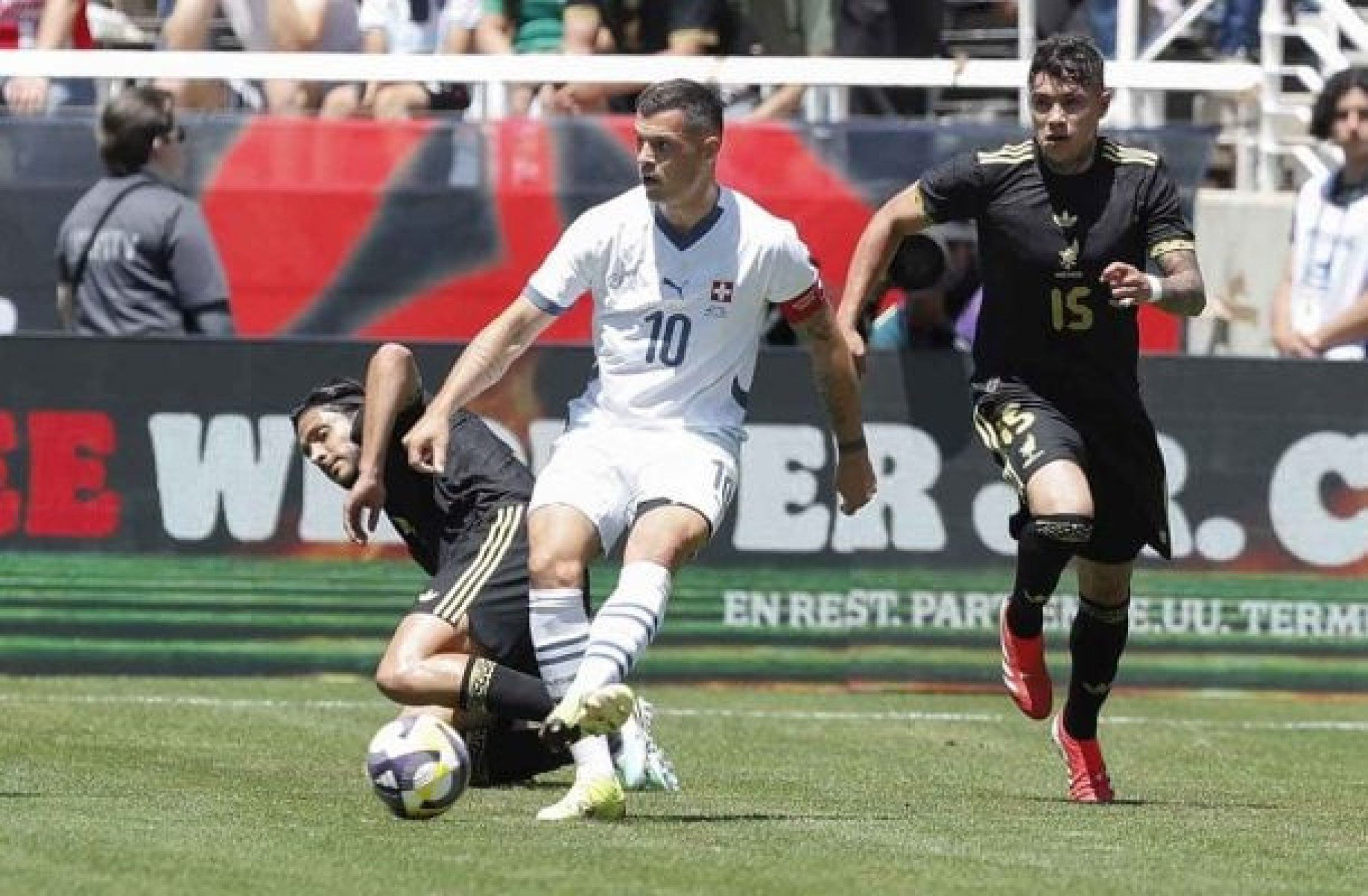 Xhaka acerta retorno à Premier League após oito anos