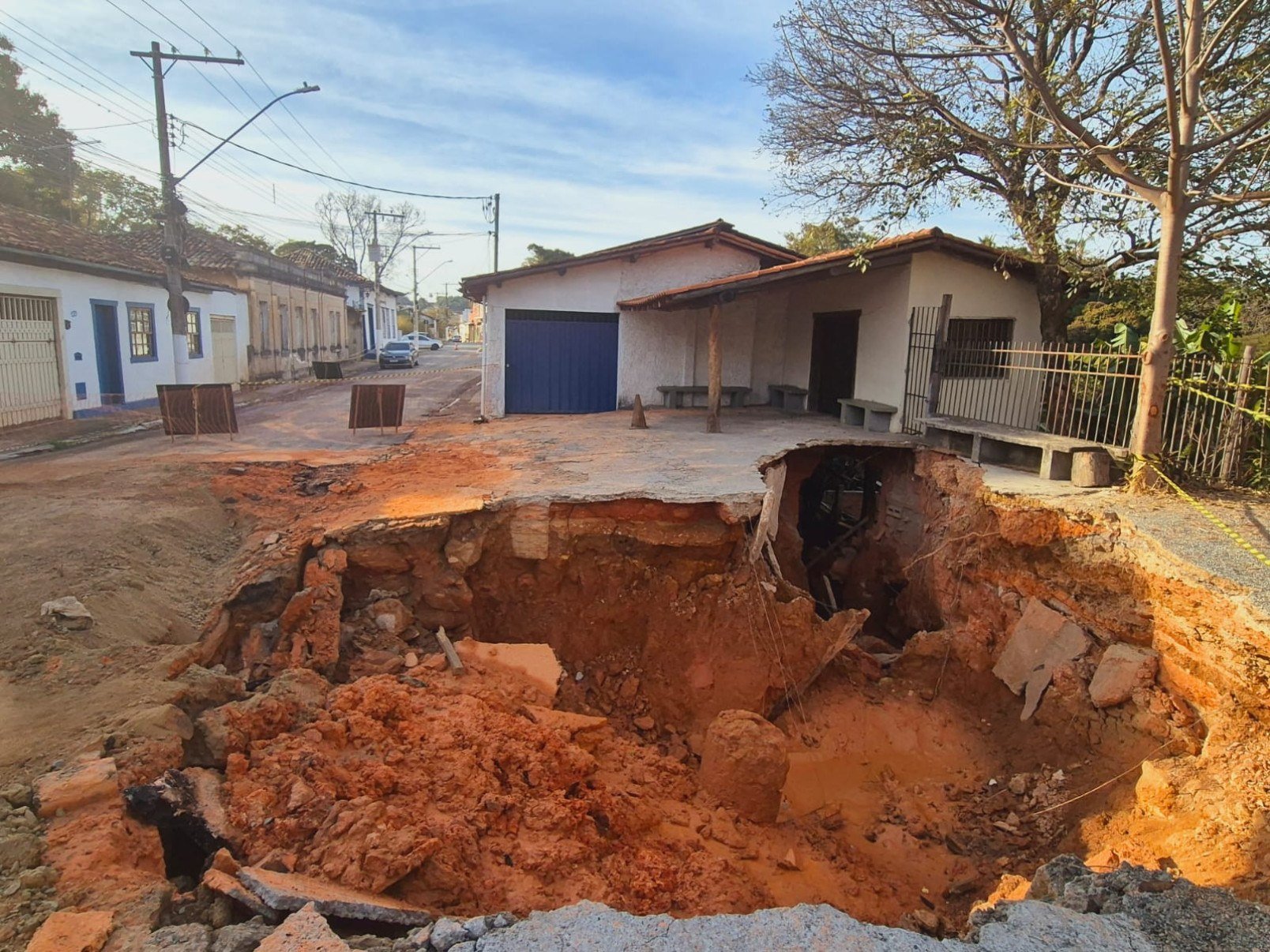 Cratera se abriu com o rompimento da adutora na Rua Bonfim, no centro histórico de Santa Luzia-Jair Amaral/EM/D.A. Press