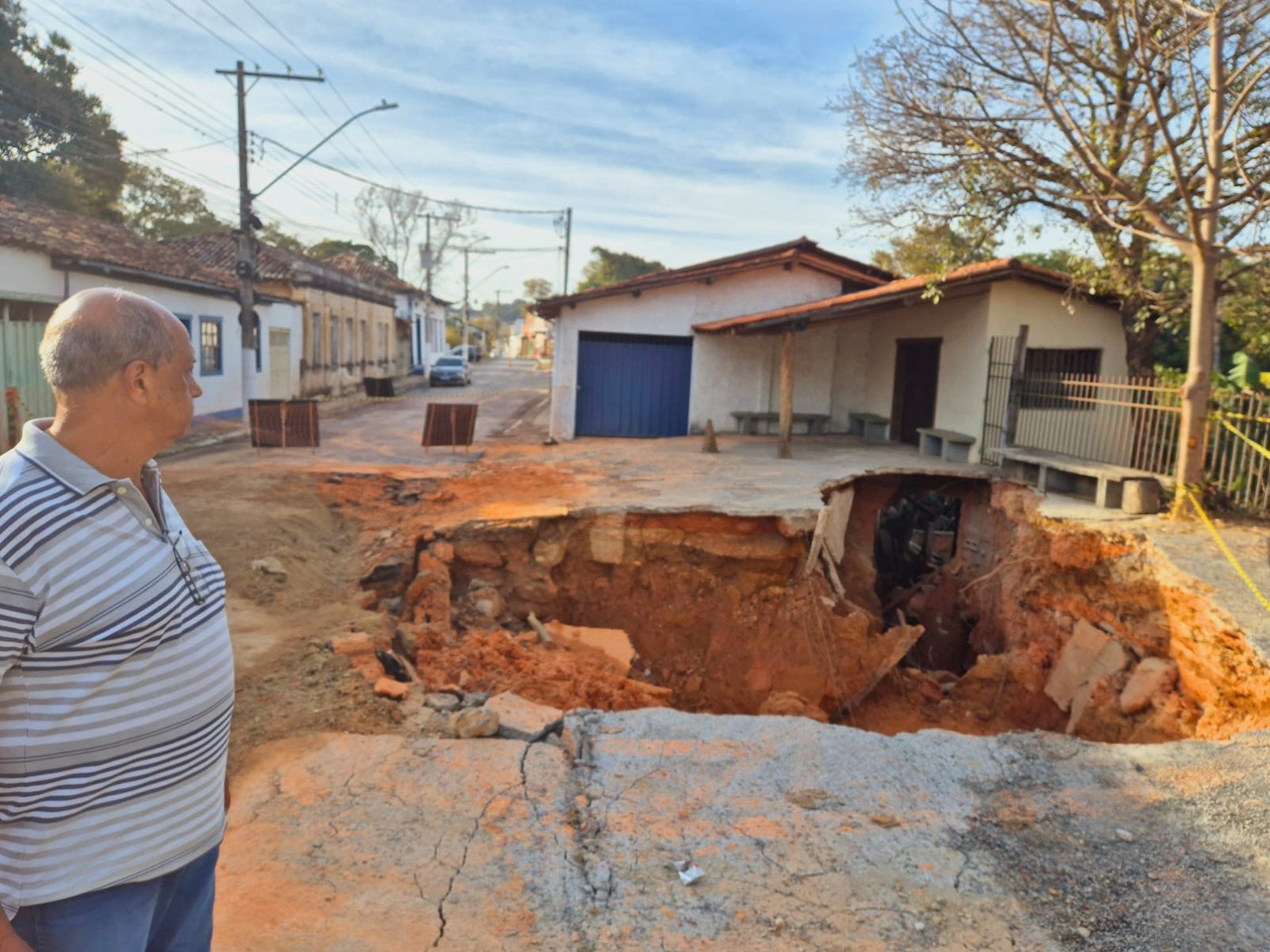 Cratera se abriu com o rompimento da adutora na Rua Bonfim, no centro histórico de Santa Luzia-Jair Amaral/EM/D.A. Press