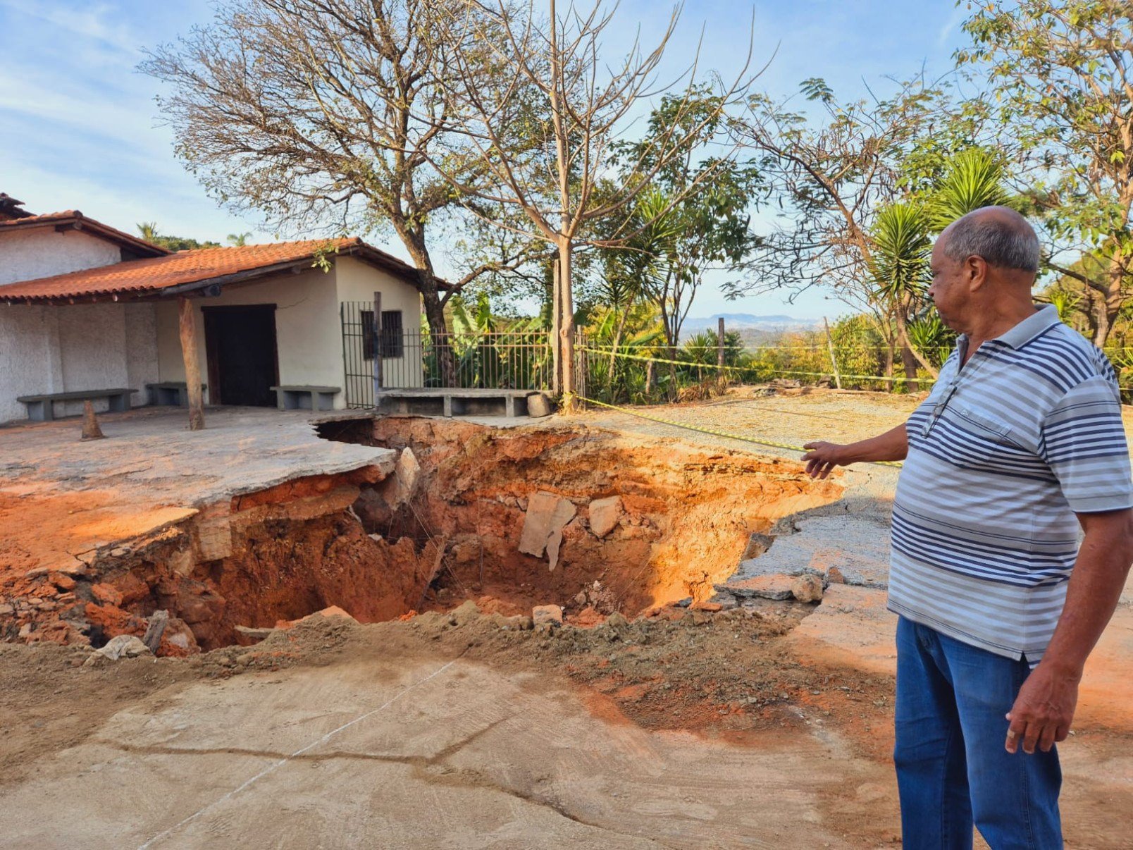 Cratera se abriu com o rompimento da adutora na Rua Bonfim, no centro histórico de Santa Luzia-Jair Amaral/EM/D.A. Press