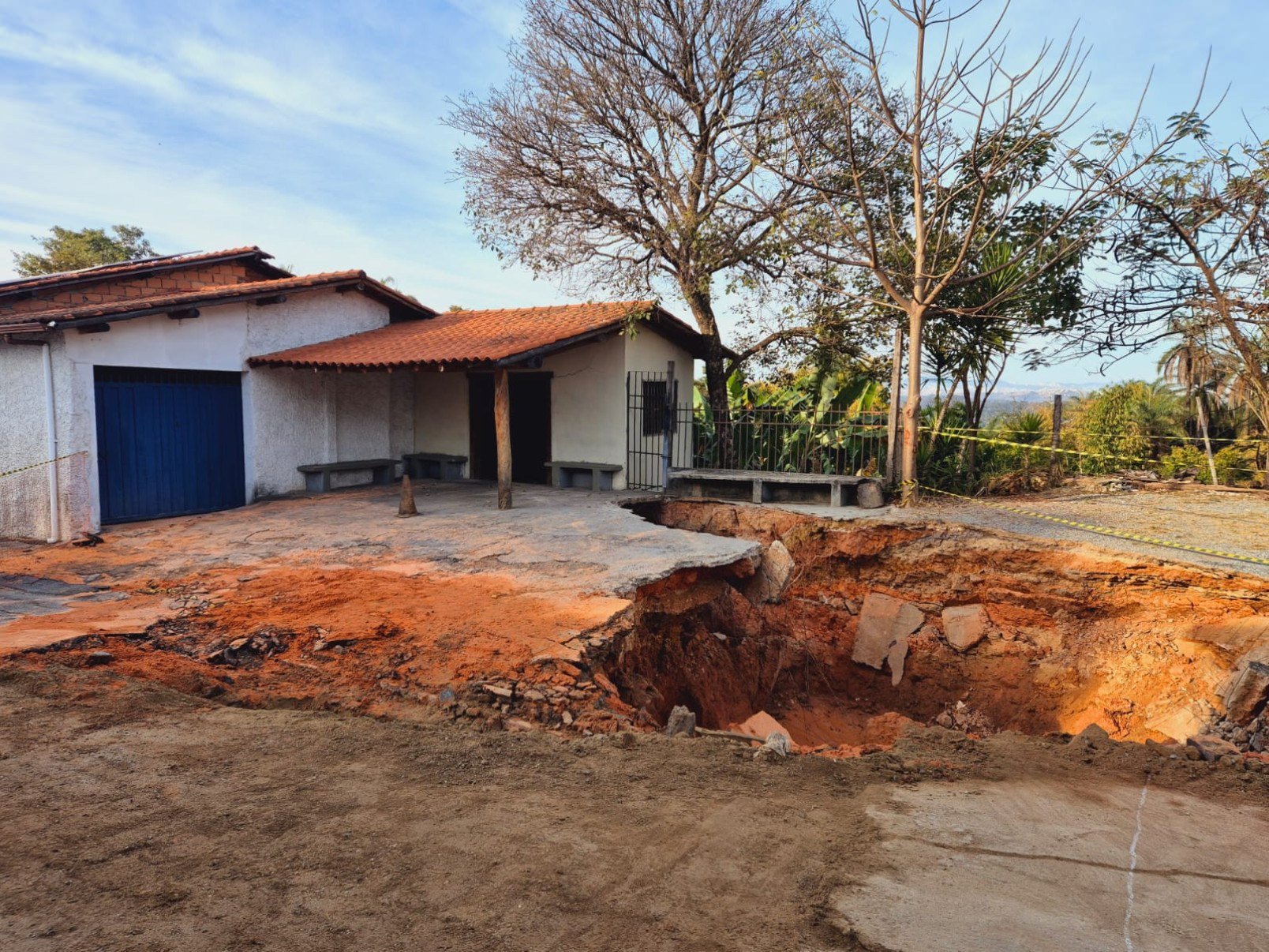 Cratera se abriu com o rompimento da adutora na Rua Bonfim, no centro histórico de Santa Luzia-Jair Amaral/EM/D.A. Press