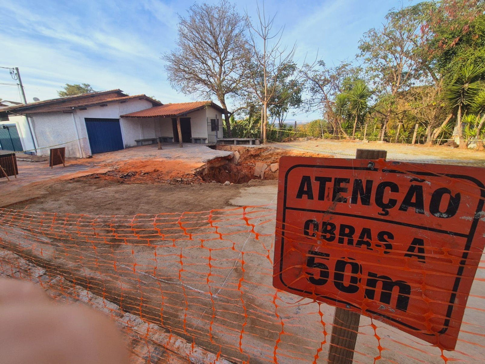 Cratera se abriu com o rompimento da adutora na Rua Bonfim, no centro histórico de Santa Luzia-Jair Amaral/EM/D.A. Press