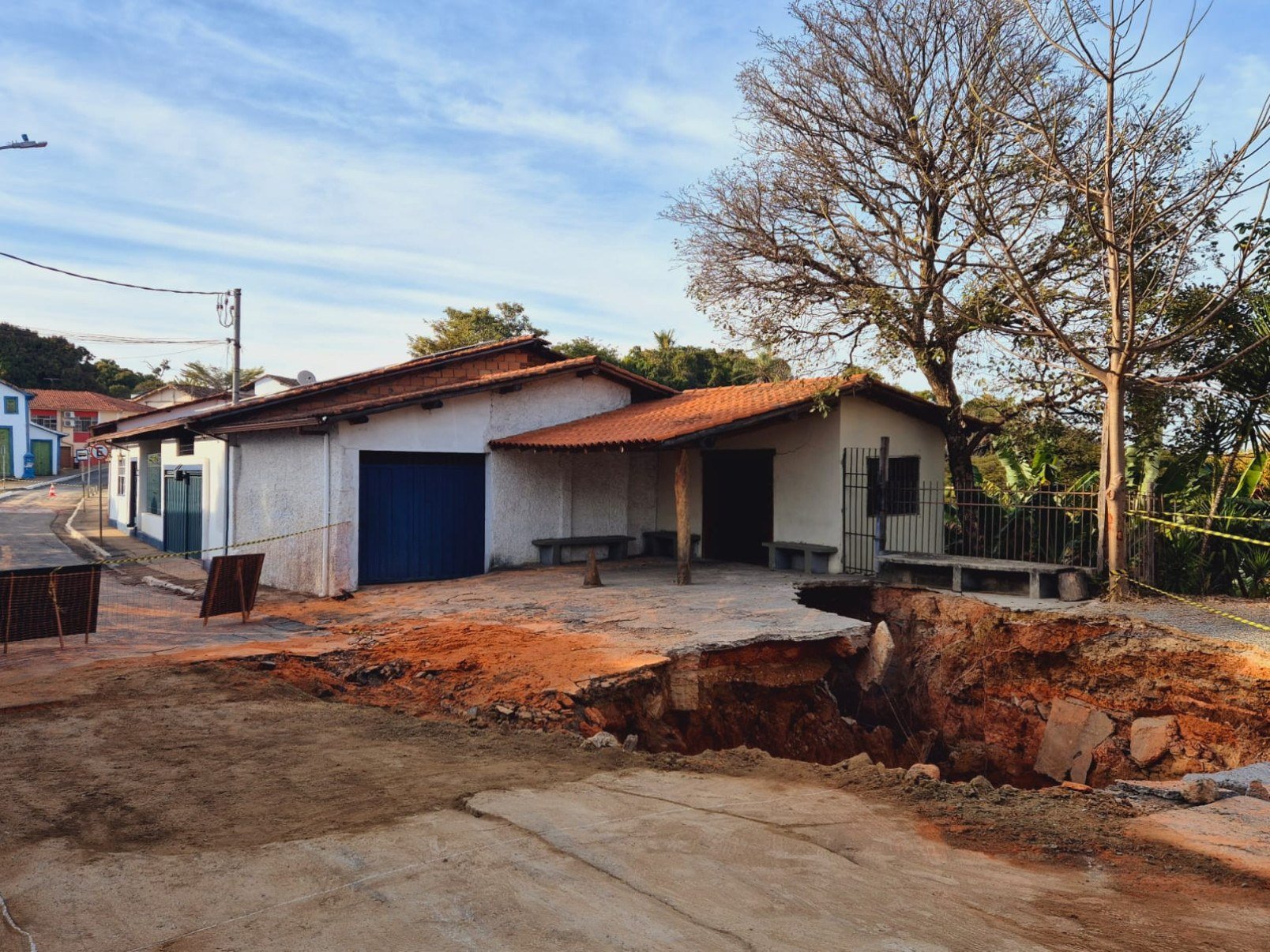 Cratera se abriu com o rompimento da adutora na Rua Bonfim, no centro histórico de Santa Luzia-Jair Amaral/EM/D.A. Press
